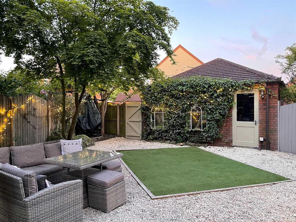 Navigation Loop, Stone 5 bed detached house £450,000