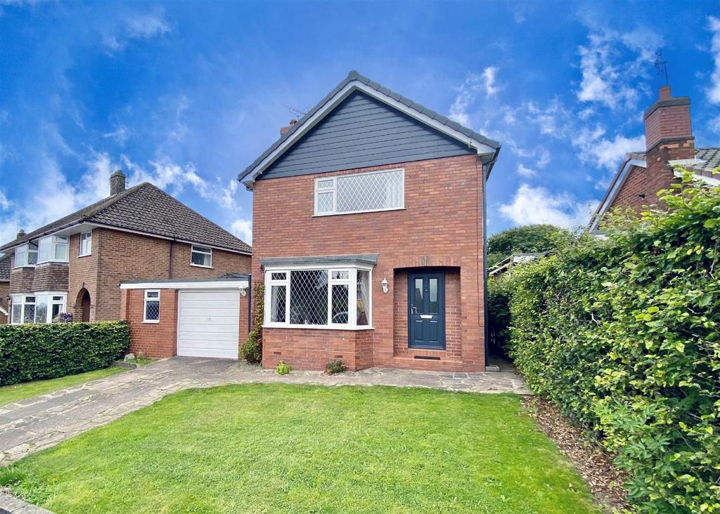 Rock Crescent, Oulton, Stone 2 bed detached house £300,000