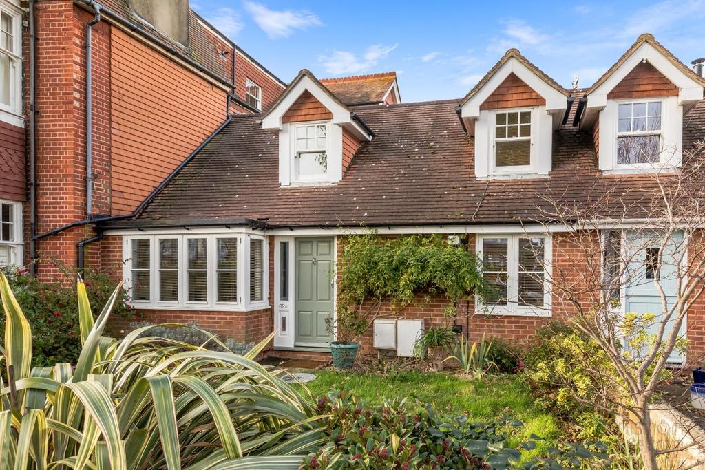 Pembroke Crescent, Hove 2 bed terraced house £1,995 pcm (£460 pw)
