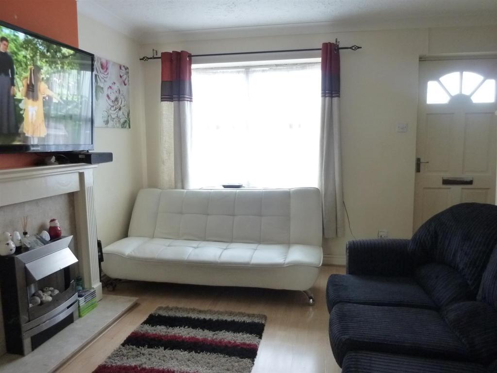 Cornfield, Dewsbury 2 bed semidetached house £650 pcm (£150 pw)