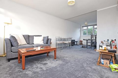 2 bedroom flat to rent - Taylor Close, Hampton Hill