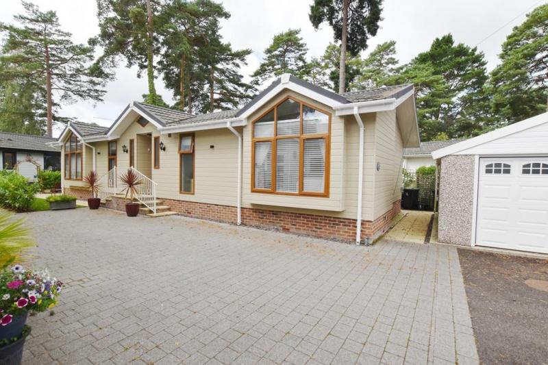Lone Pine Park Ferndown BH22 8FH 2 bed park home £340,000