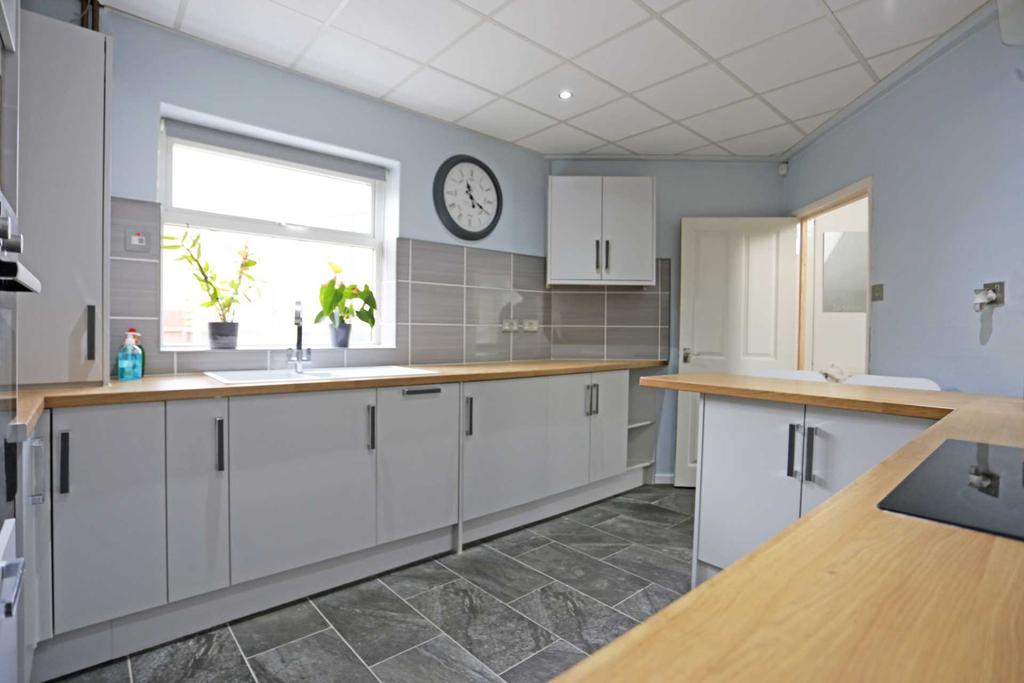 Lichfield Road, Dagenham, RM8 3 bed semidetached house £1,650 pcm (£381 pw)