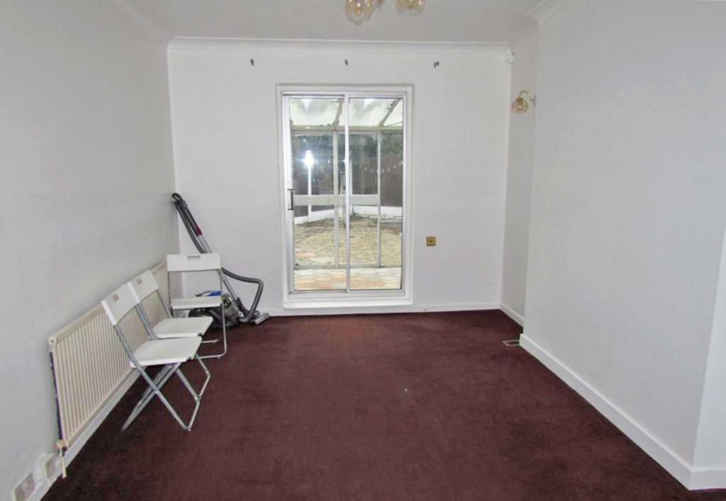 Lichfield Road, Dagenham, RM8 3 bed semidetached house £1,650 pcm (£
