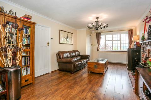 3 bedroom detached house to rent, Kingsdown Avenue, South Croydon