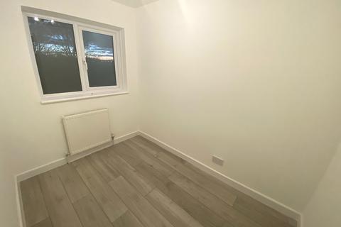 undefined, Uxbridge Road, Feltham