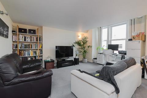 2 bedroom flat to rent, 6 Penhurst Mansions