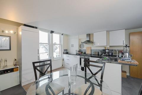 2 bedroom flat to rent, 6 Penhurst Mansions