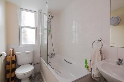 2 bedroom flat to rent, 6 Penhurst Mansions