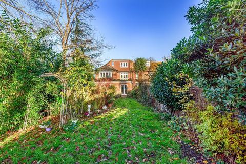 107 Broad Lane, Hampton, TW12 3BQ