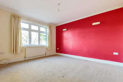 107 Broad Lane, Hampton, TW12 3BQ