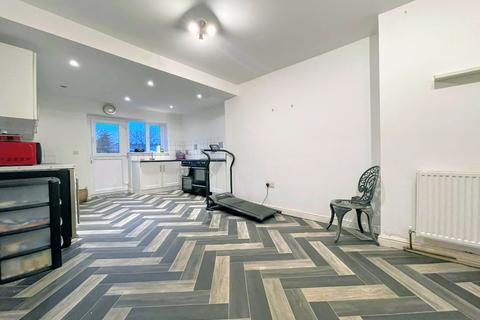 11 Arnold Avenue, Barnsley, S71 3AT
