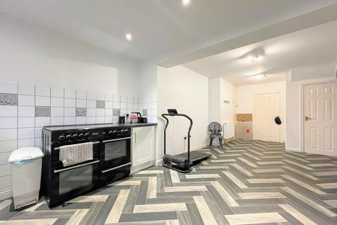 11 Arnold Avenue, Barnsley, S71 3AT
