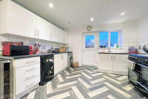 11 Arnold Avenue, Barnsley, S71 3AT