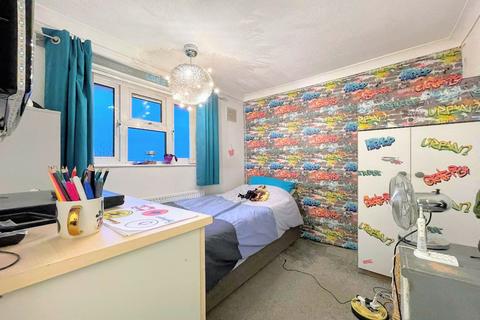 11 Arnold Avenue, Barnsley, S71 3AT