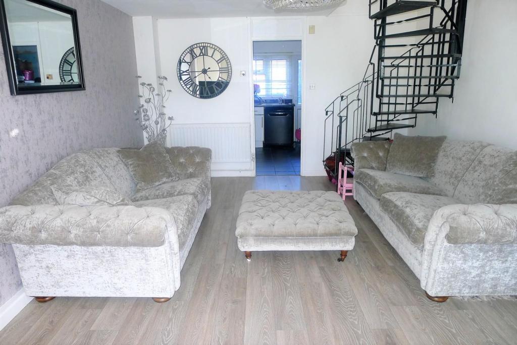 Nightingale Close, Rainham 2 bed terraced house £240,000