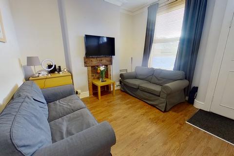 3 bedroom house to rent, Harold Terrace, Hyde Park, Leeds