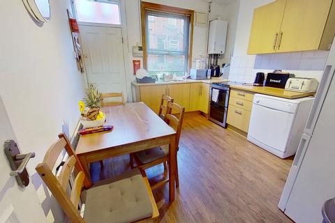 3 bedroom house to rent, Harold Terrace, Hyde Park, Leeds