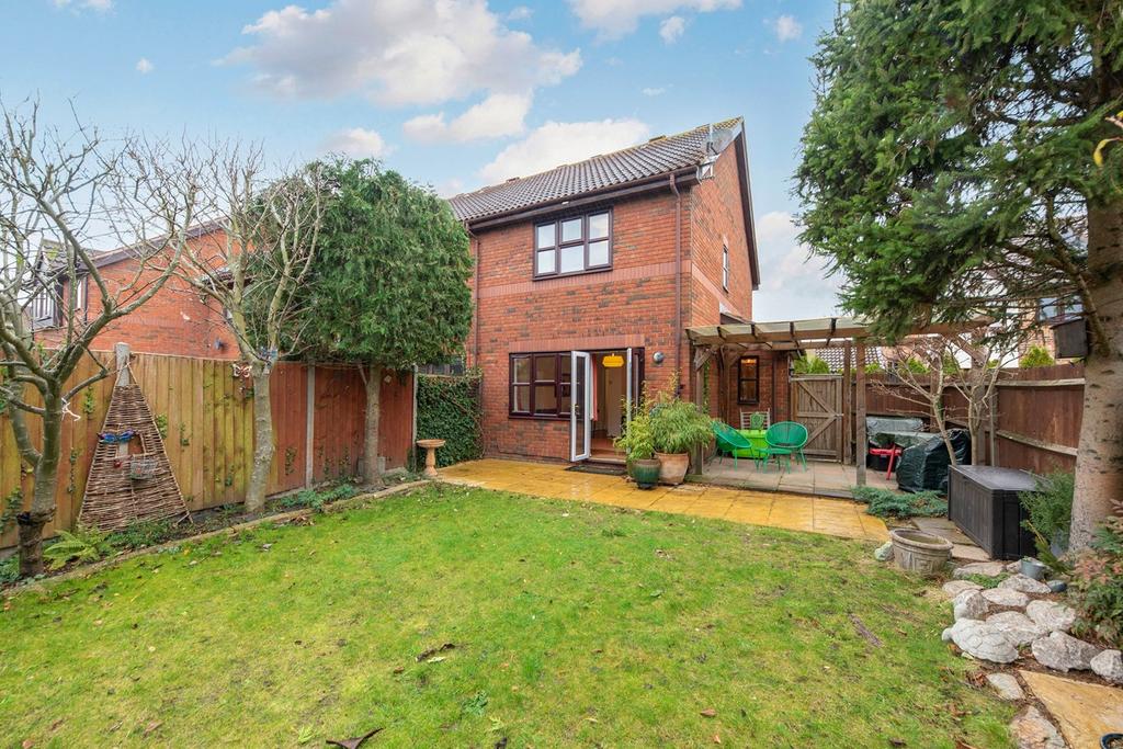 Montague Close, WALTONONTHAMES, KT12 2 bed end of terrace house £