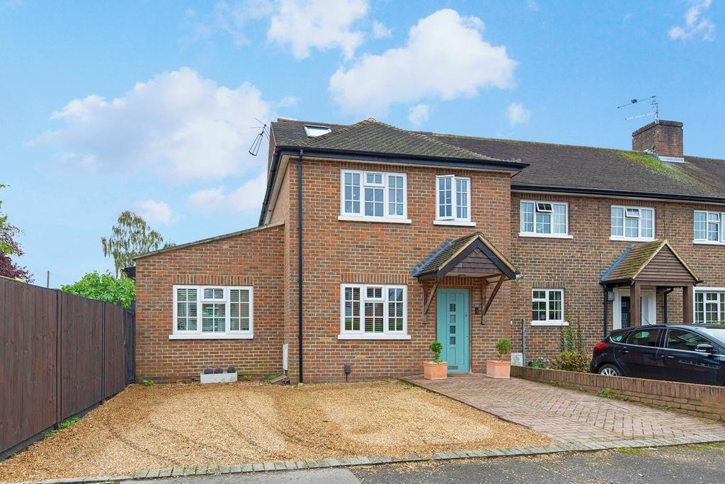 The Furrows, WALTONONTHAMES, KT12 4 bed end of terrace house £775,000