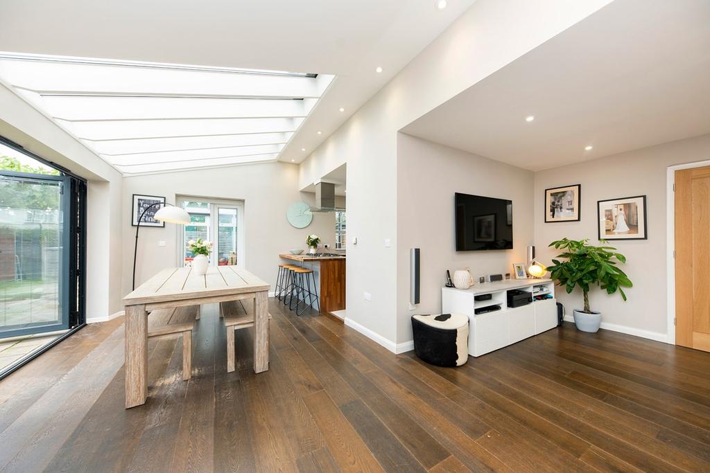 The Furrows, WALTONONTHAMES, KT12 4 bed end of terrace house £775,000