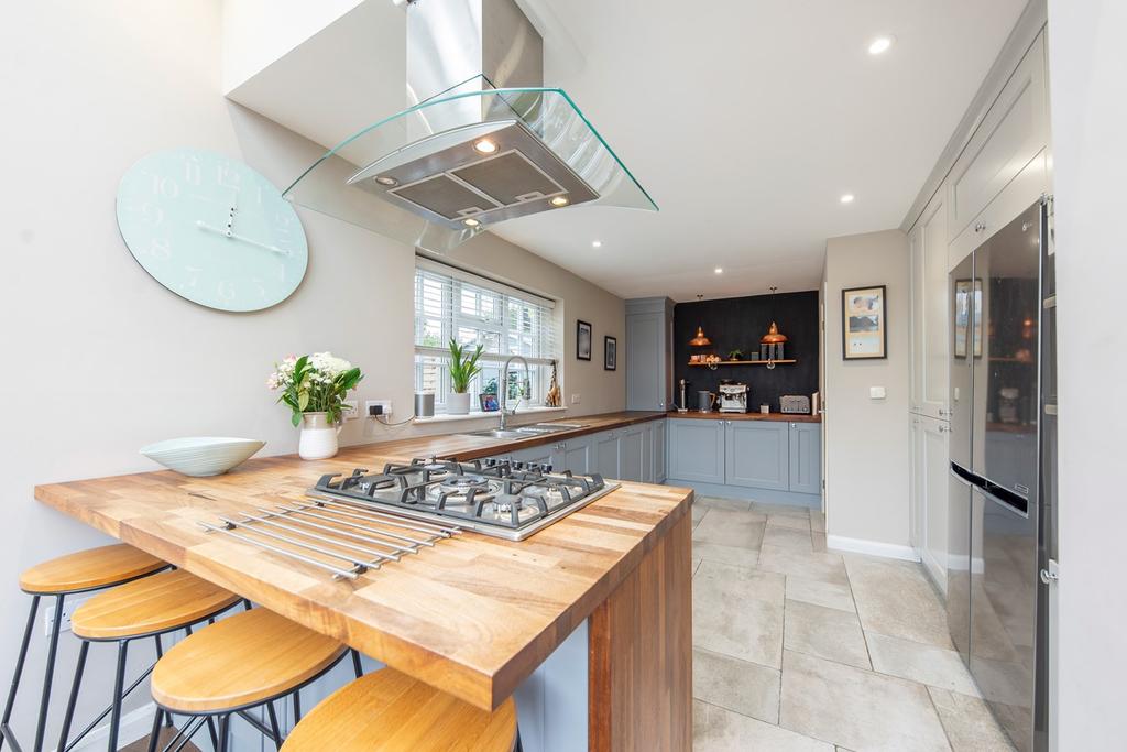 The Furrows, WALTONONTHAMES, KT12 4 bed end of terrace house £775,000