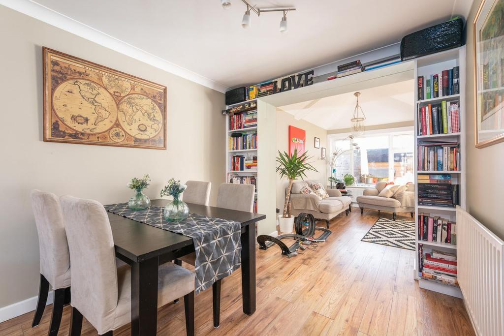 Lindley Road, WALTONONTHAMES, KT12 3 bed terraced house £1,795 pcm