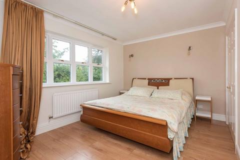 1 Orchard End, Weybridge, KT13 9LS