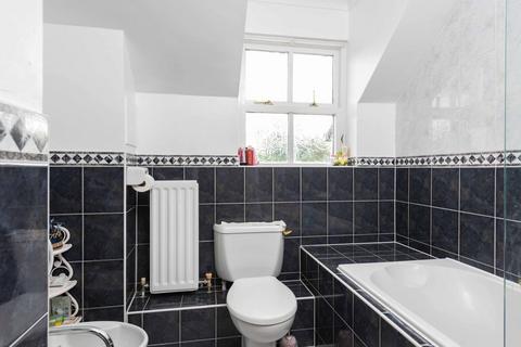 1 Orchard End, Weybridge, KT13 9LS
