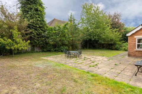 1 Orchard End, Weybridge, KT13 9LS