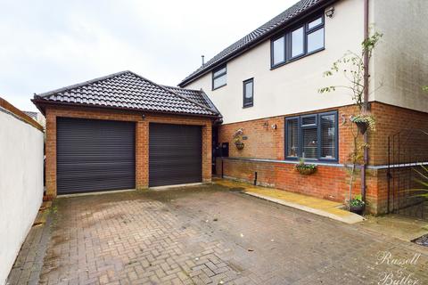 4 bedroom detached house for sale - Shinfield Close, Buckingham