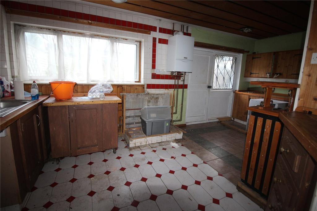 Tennyson Walk, Northfleet, Gravesend... 3 bed semidetached house £