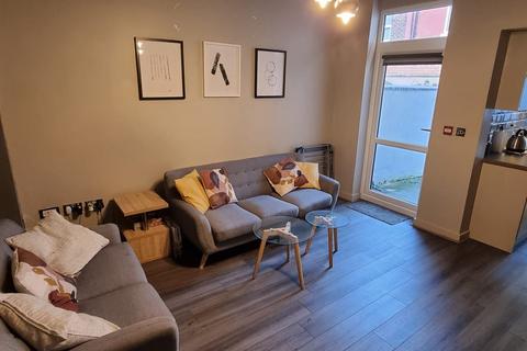 undefined, Room 3 on Gilroy Road