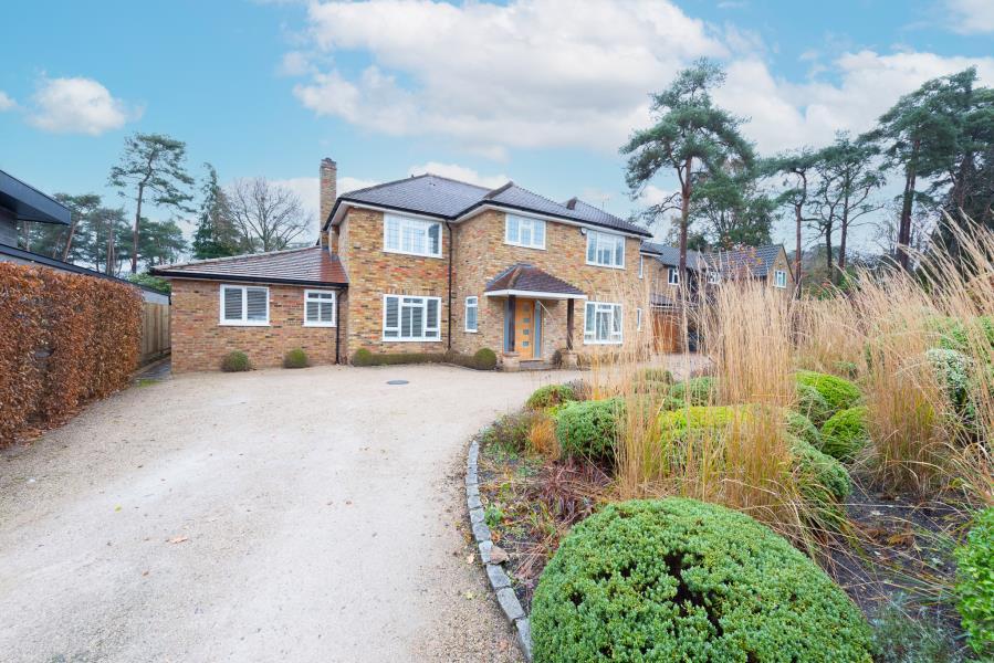 Camberley 5 bed detached house £4,300 pcm (£992 pw)