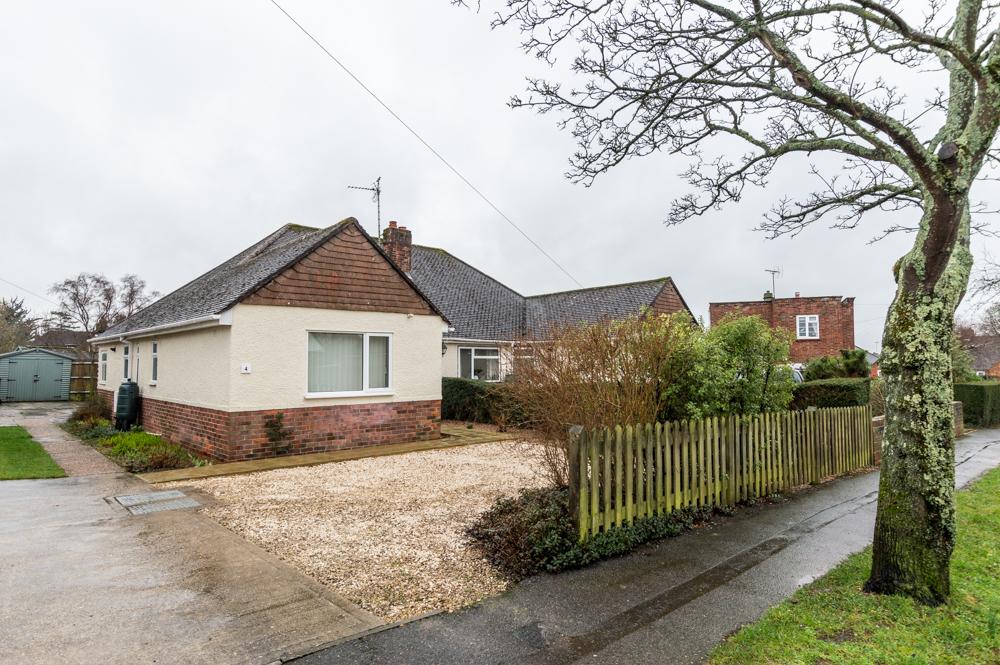 Windmill Drive, Burgess Hill RH15 3 bed semidetached bungalow £1,450