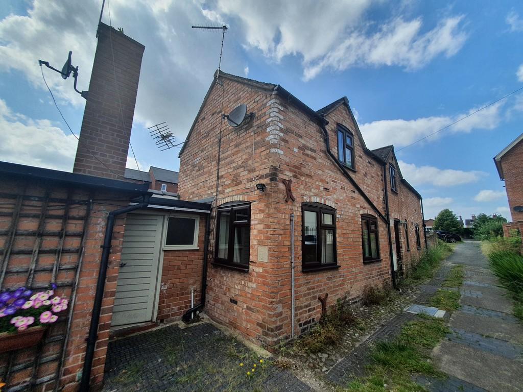 Stafford Street Market Drayton 2 Bed Detached House £525 Pcm £121 Pw 7529