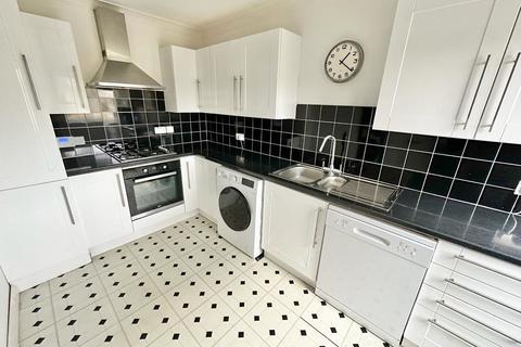 2 bedroom flat to rent, Dawsmere Close, Camberley GU15