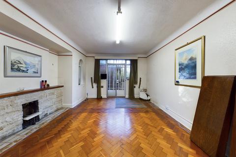 25 Warren Road, Ickenham, Uxbridge, UB10 8AA