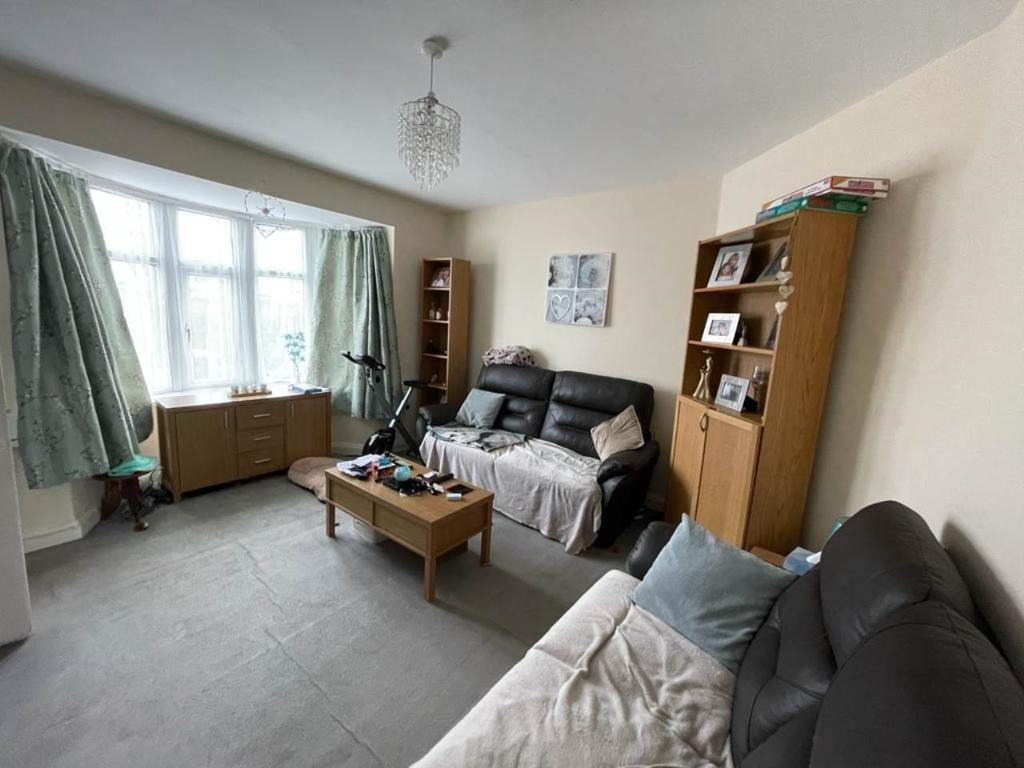 Old Bristol Road, Worle, WestonsuperMare 3 bed house £900 pcm (£208 pw)