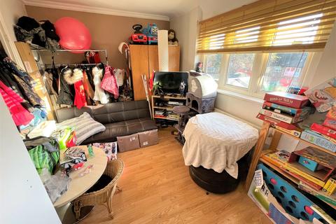 28 Montgomery Crescent, Romford, RM3 7UJ