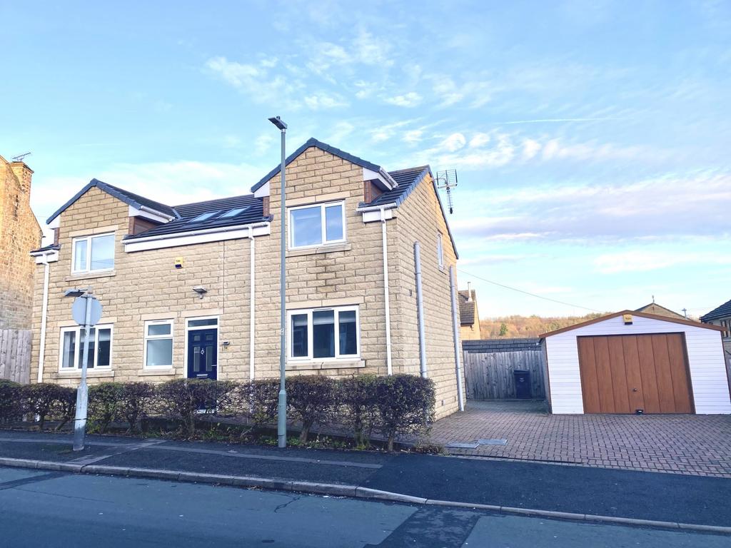 Ealand Road, Batley, West Yorkshire... 4 bed detached house £260,000