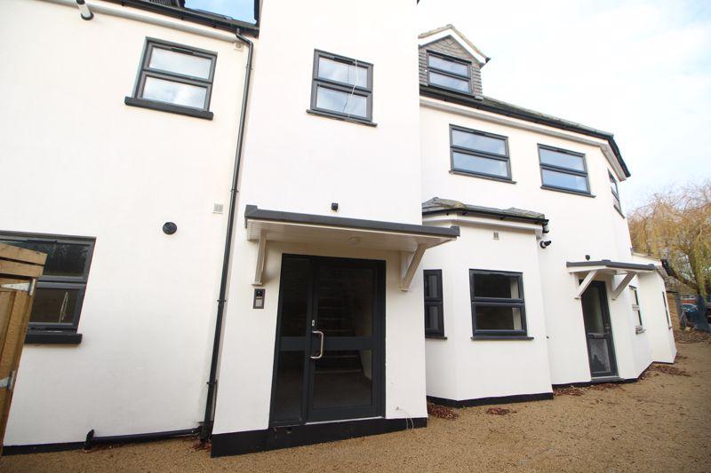 Russell Road, Shepperton, TW17 3 bed apartment £1,650 pcm (£381 pw)