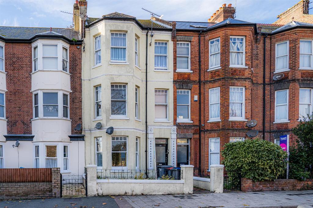 Station Road, Herne Bay 2 bed flat £850 pcm (£196 pw)