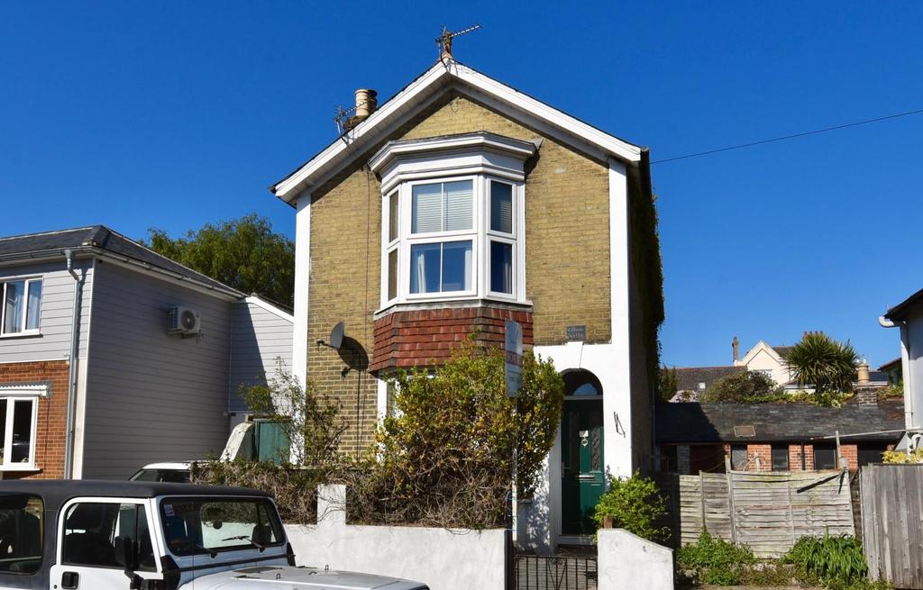 Monkton Street, Ryde 3 bed detached house £300,000