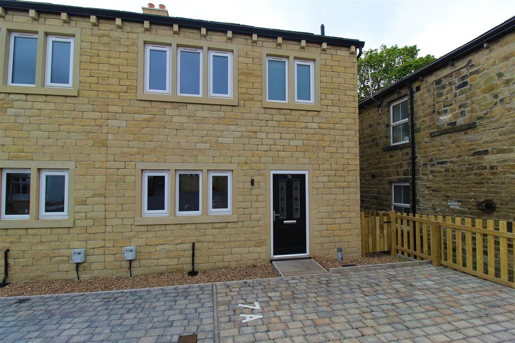 Westgate, Almondbury, Huddersfield 3 bed semidetached house £925 pcm