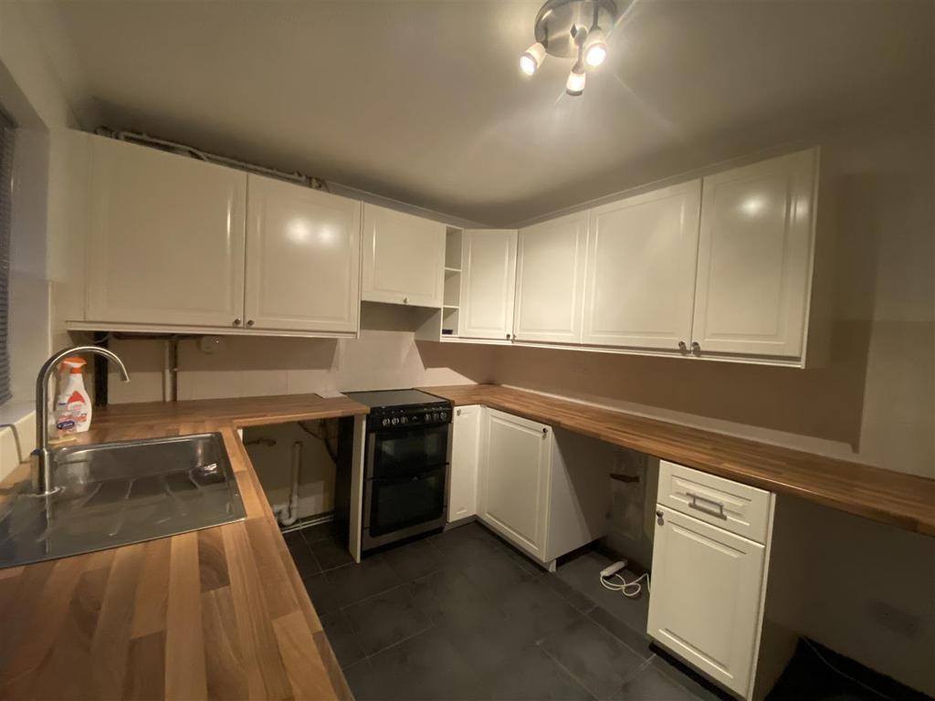 Highfield Road, Willesborough, Ashford 2 bed semidetached house £950 pcm (£219 pw)
