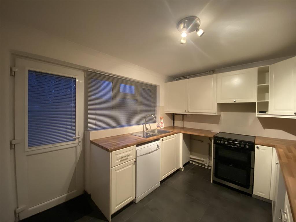 Highfield Road, Willesborough, Ashford 2 bed semidetached house £950 pcm (£219 pw)