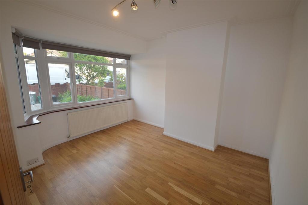 Cambridge Road, Seven Kings IG3 1 bed flat £1,025 pcm (£237 pw)