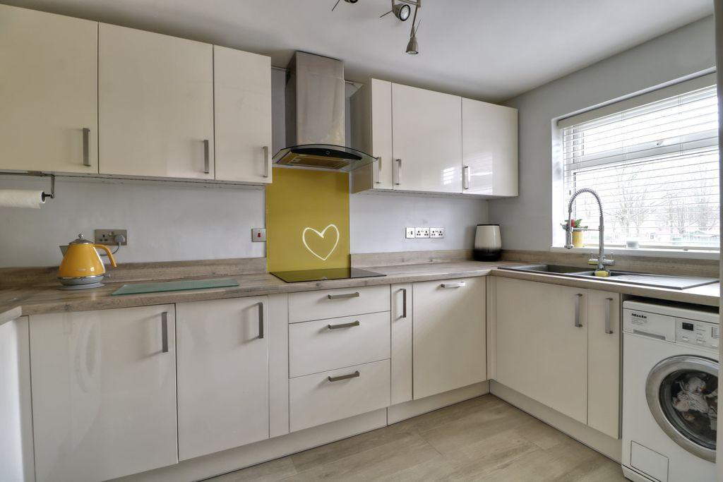 Novello Close, Basingstoke RG22 4LF 3 bed end of terrace house £325,000