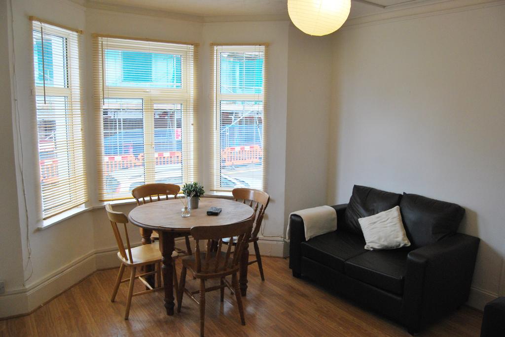 Richmond Road, Gillingham ME7 5 bed house share £385 pcm (£89 pw)